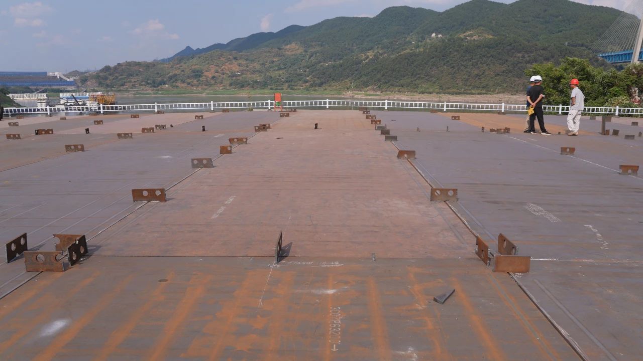1726724040112119.jpg 國(guó)企動(dòng)態(tài) 驗(yàn)收完成,首批青城大橋主橋鋼箱梁構(gòu)件將于9月7日陸續(xù)運(yùn)抵現(xiàn)場(chǎng)!5.jpg